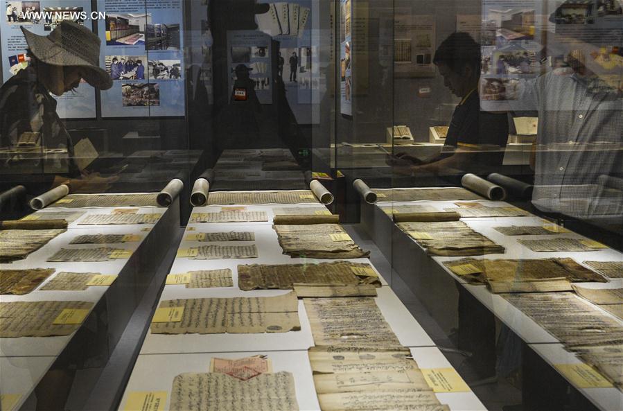 الصورة: معرض المخطوطات القديمة للأقليات القومية في الصين