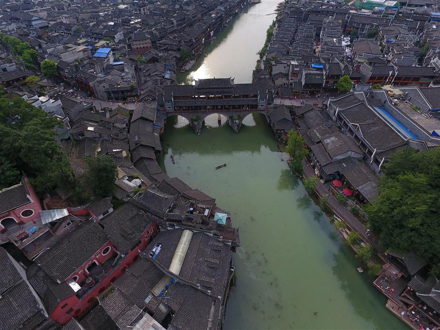 الصورة: مناظر لبلدة فنغهوانغ القديمة بوسط الصين