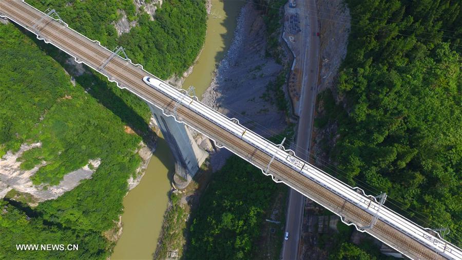 الصورة: "خط سكك حديد جوي" في جنوب غربي الصين