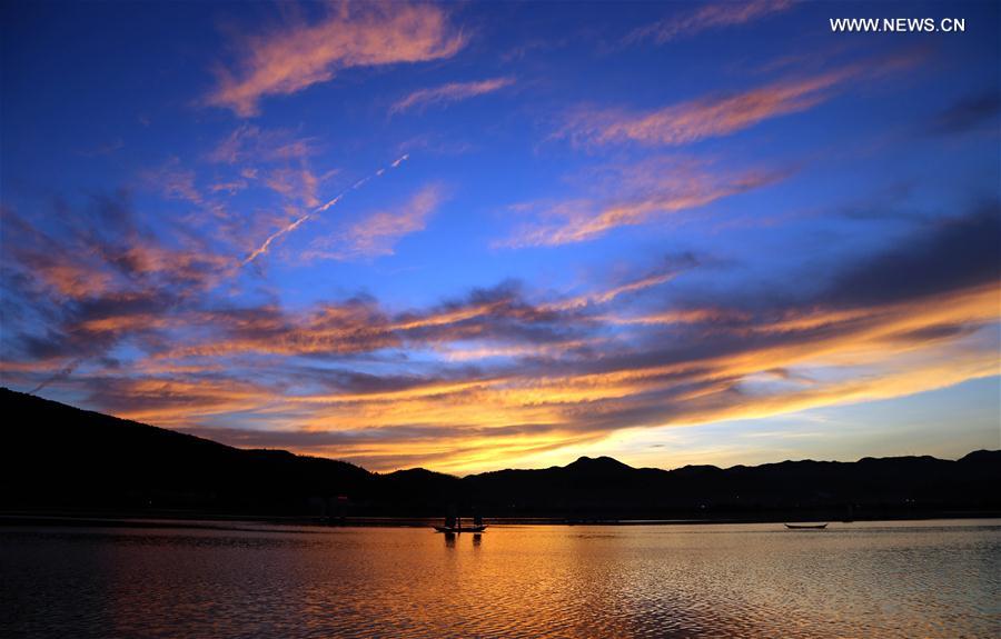 الصورة: مناظر جميلة لبحيرة ديانتشي في جنوب غربي الصين