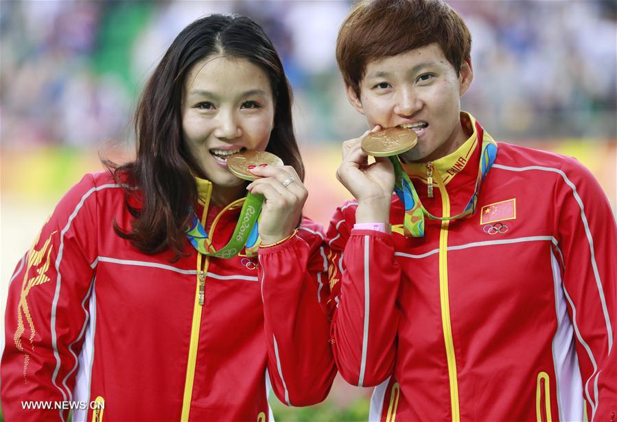 （里约奥运会·领奖台）（1）场地自行车——中国队女子团体竞速赛摘金