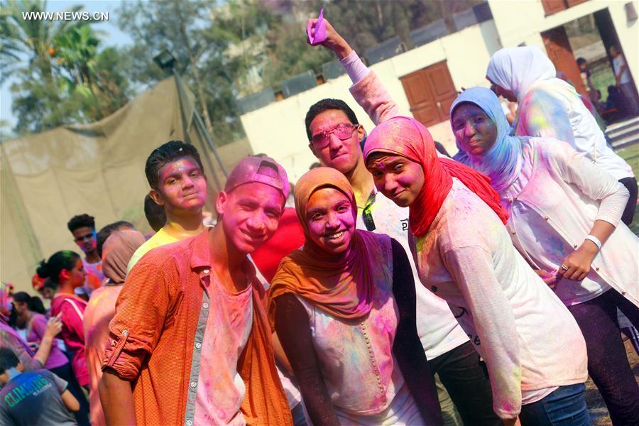 الصورة: "مهرجان الألوان" الهندي يضفي بهجة في قلب القاهرة
