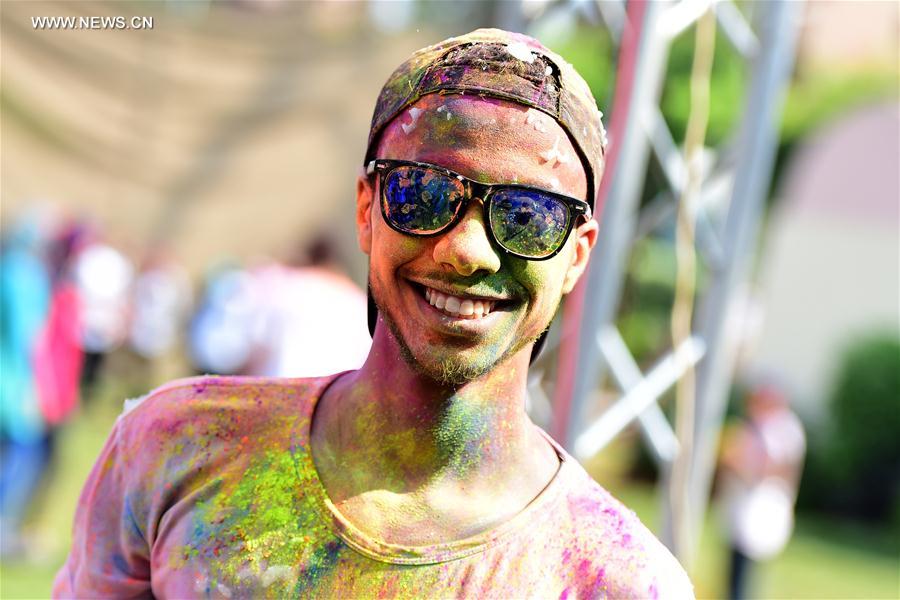 الصورة: "مهرجان الألوان" الهندي يضفي بهجة في قلب القاهرة
