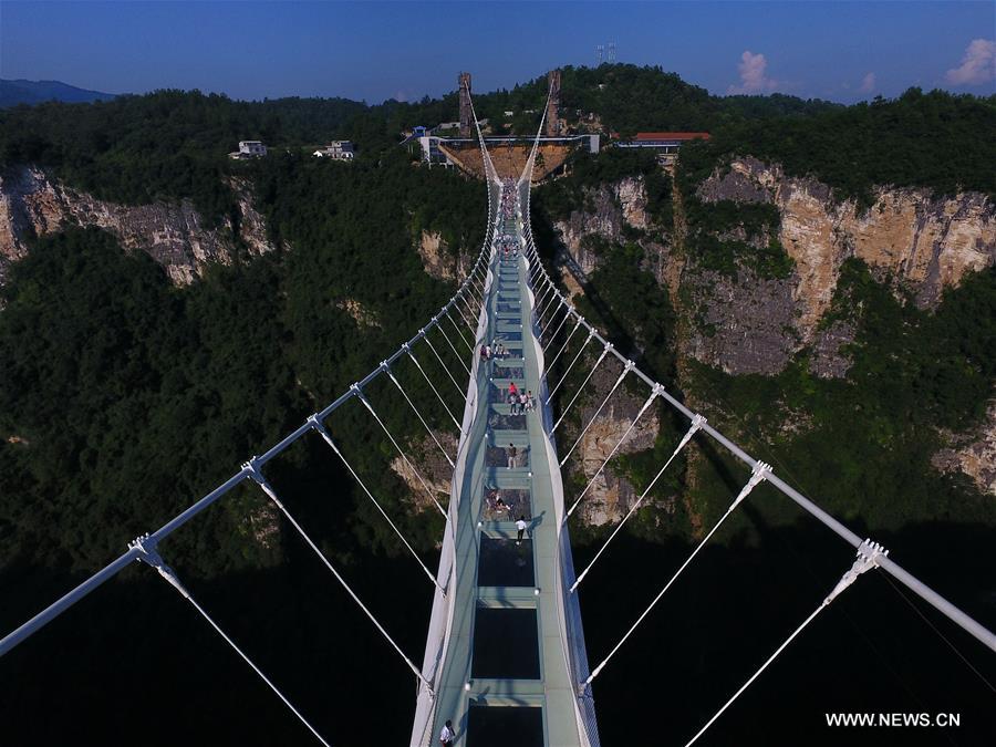  الصورة: التشغيل التجريبي لأعلى وأطول جسر زجاجي في العالم في الصين