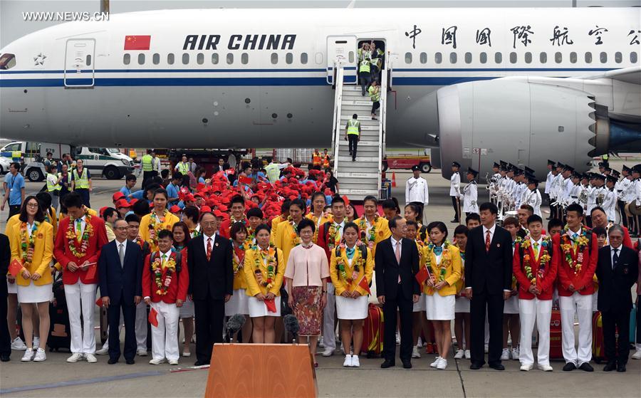 （奥运健儿访港澳）（1）内地奥运精英代表团一行64人抵达香港将展开访问