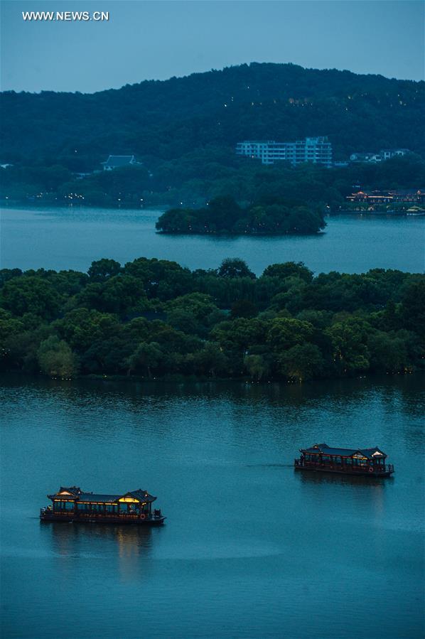  الصورة: منظر للبحيرة الغربية (شيهو) في شرقي الصين