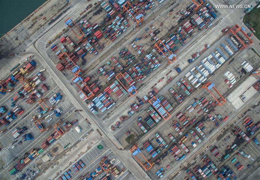 الصورة: مشهد جوي لمرسى حاويات بجنوبي الصين