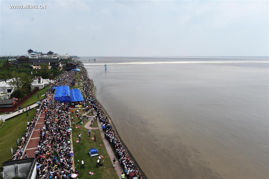 الصورة: زوار يتجمعون لمشاهدة مد نهر بشرقي الصين 
