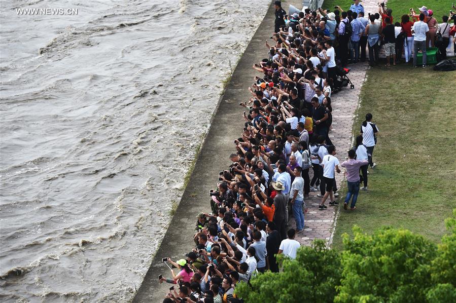 الصورة: زوار يتجمعون لمشاهدة مد نهر بشرقي الصين 