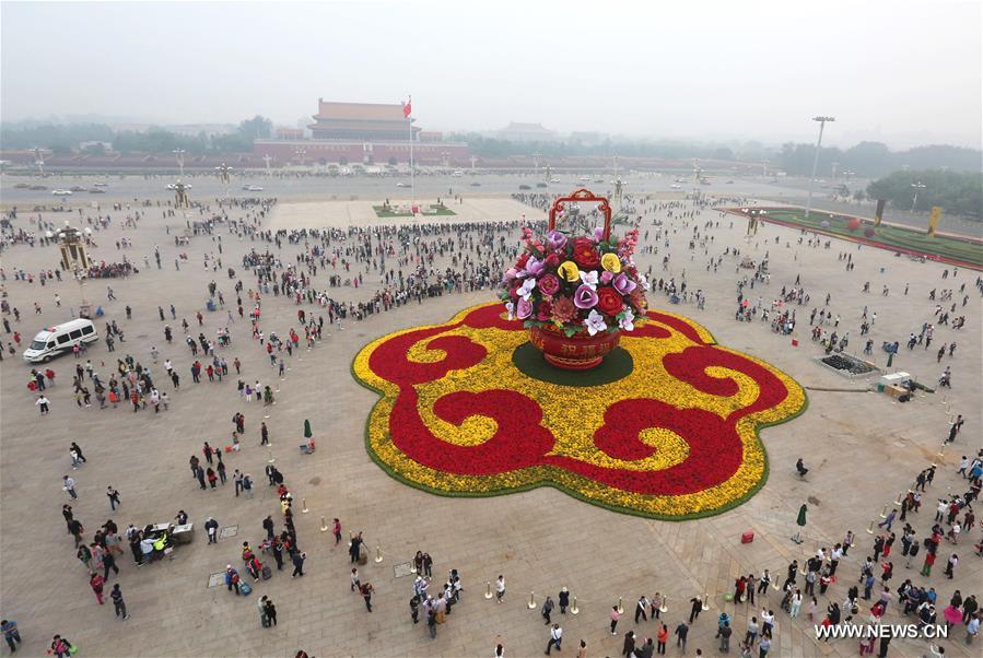الصورة: تزيين ميدان تيانآنمن استعدادا للعيد الوطني الصيني في أول أكتوبر
