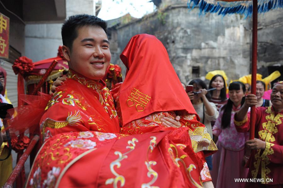 الصورة: حفلة زفاف تقليدي وسط الصين