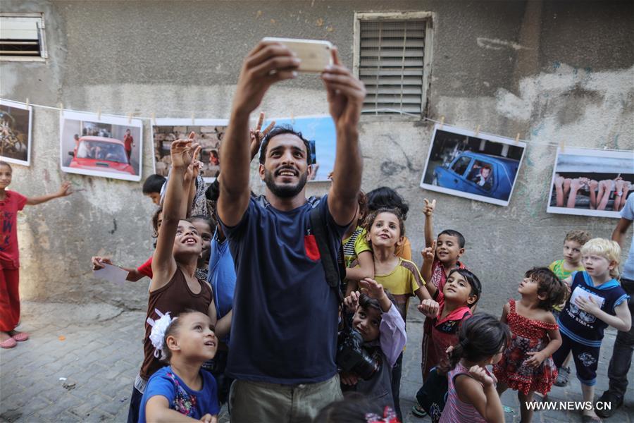 الصورة: مصور فلسطيني يزين مخيم الجباليا بصوره التي تحكي قصص غزة