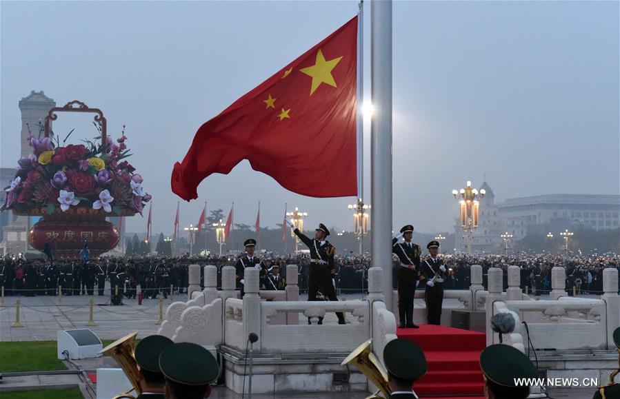 الصورة: مراسم رفع العلم يوم العيد الوطني الصيني في بكين