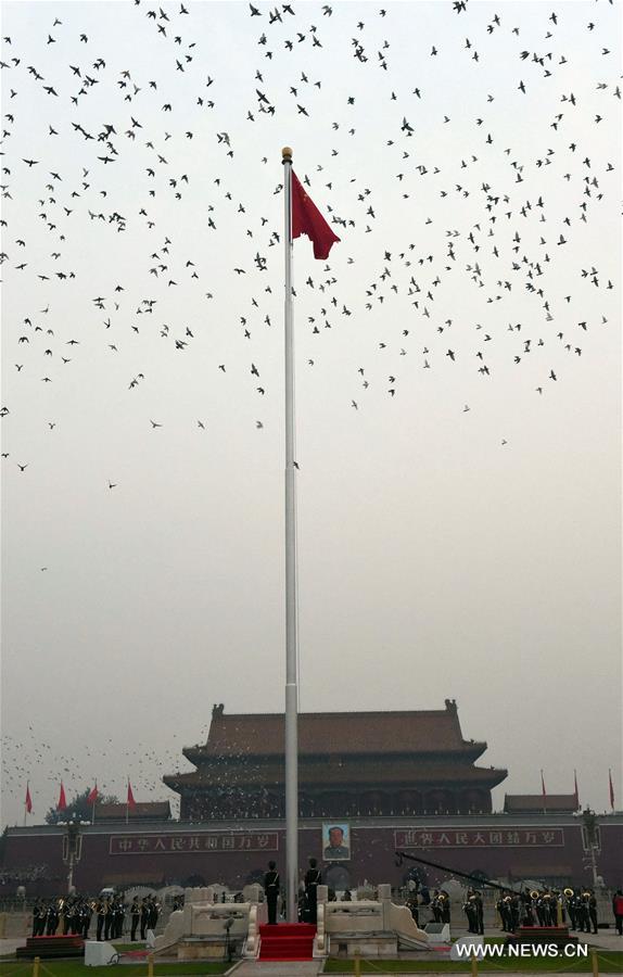 الصورة: مراسم رفع العلم يوم العيد الوطني الصيني في بكين