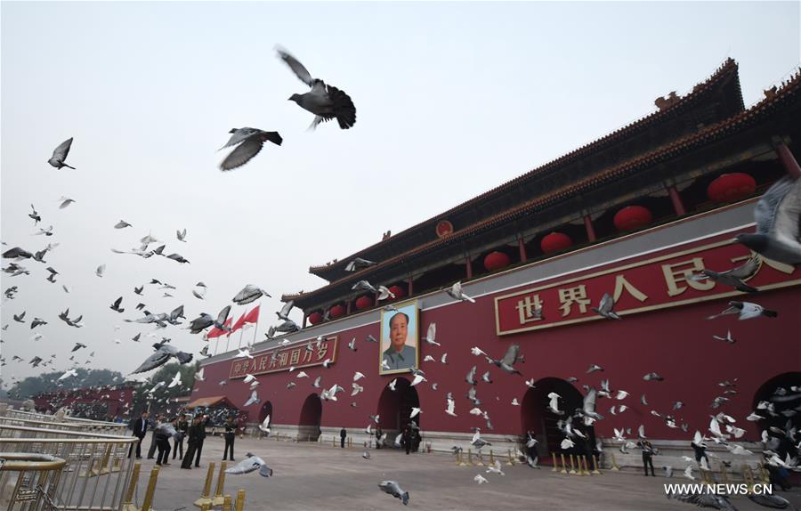 الصورة: مراسم رفع علم الصين احتفالا بالعيد الوطني في بكين