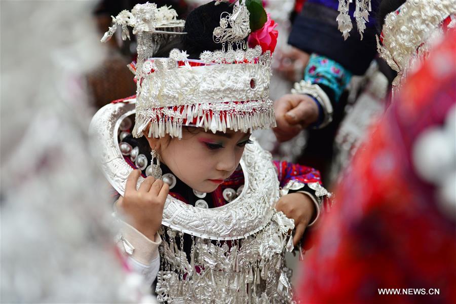 الصورة: عرض أزياء للأقليات العرقية في جنوب غربي الصين 