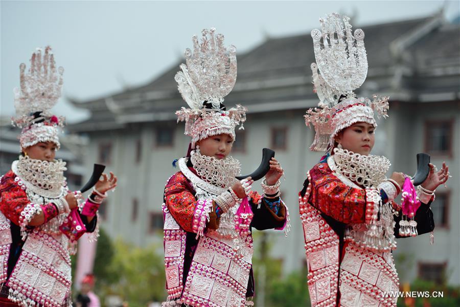 الصورة: عرض أزياء للأقليات العرقية في جنوب غربي الصين 