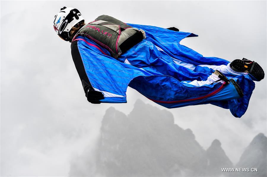  الصورة: لاعبة في منافسة دولية للطيران تحلق ببدلة الطيران المجنحة