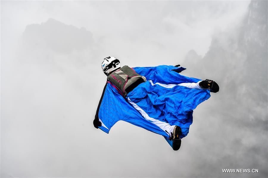 الصورة: لاعبة في منافسة دولية للطيران تحلق ببدلة الطيران المجنحة