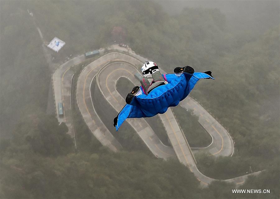 الصورة: لاعبة في منافسة دولية للطيران تحلق ببدلة الطيران المجنحة