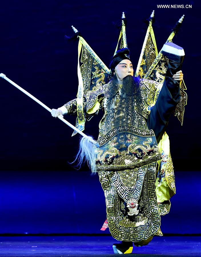 الصورة: عرض أوبرا تقليدي من شرقي الصين على منصة بكين