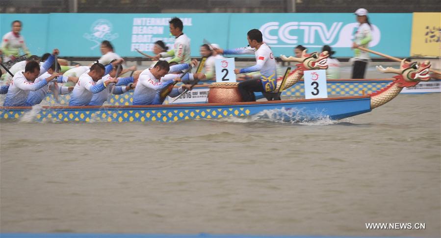 الصورة: الصين تفوز في مسابقات كأس العالم لقوارب التنين