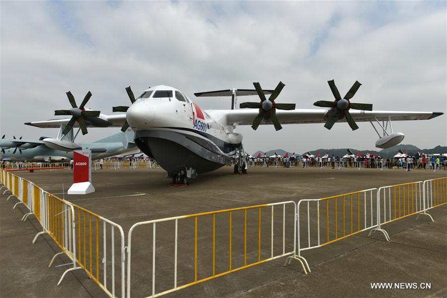 الصورة: طائرة برمائية صينية في معرض الملاحة والفضاء الجوي الدولي الصيني