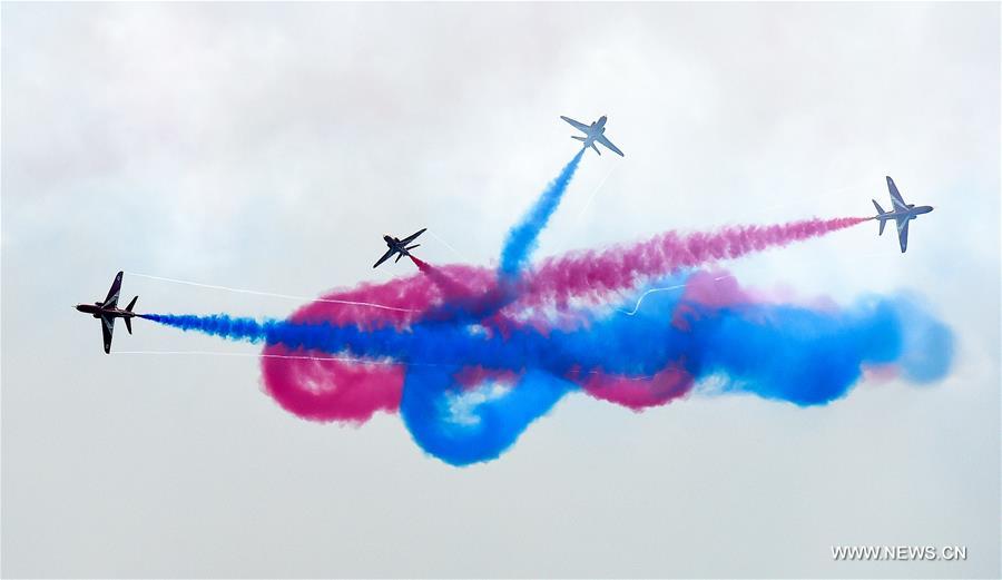 （珠海航展）（1）英国皇家空军“红箭”飞行表演队举行飞行表演
