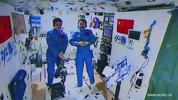 الصورة: مقابلة صحفية بين "السماء والأرض" لرائدي الفضاء الصينيين 