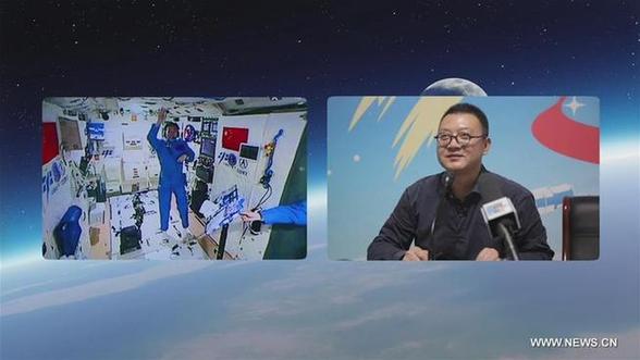 الصورة: مقابلة صحفية بين "السماء والأرض" لرائد الفضاء الصيني