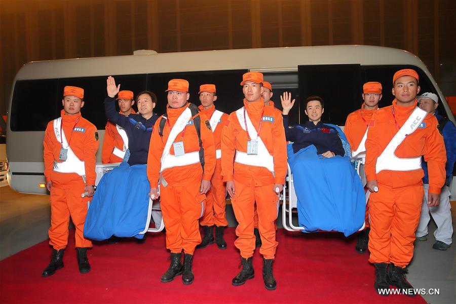 الصورة: وصول رائدي الفضاء الصينيين إلى بكين بسلامة