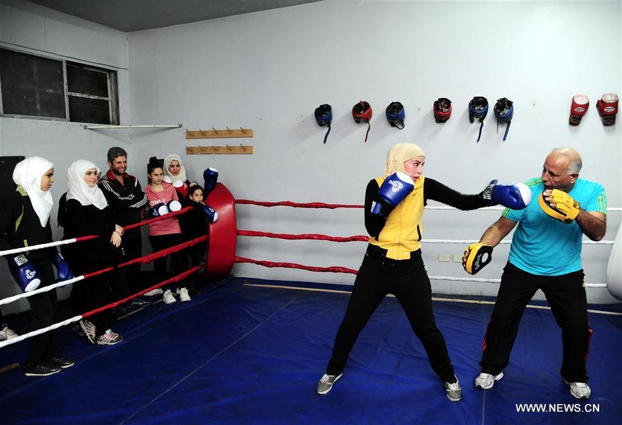 الصورة: تدريبات للملاكمة النسوية في نادي "النضال" الرياضي بدمشق