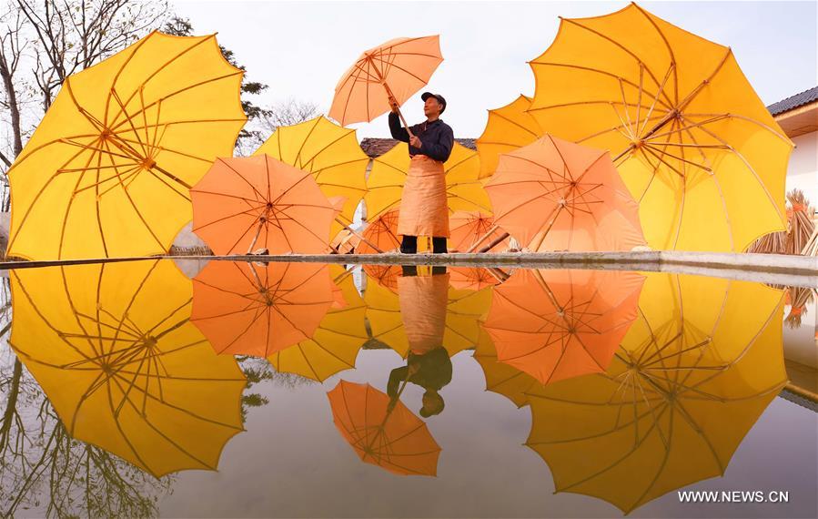 الصورة: صناعة مظلات تقليدية مصنوعة من الأقمشة الزيتية شرقي الصين