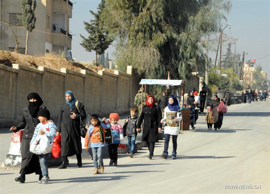 الصورة: عودة المدنيين إلي ديارهم في مدينة التل السورية بعد سيطرة الحكومة عليها