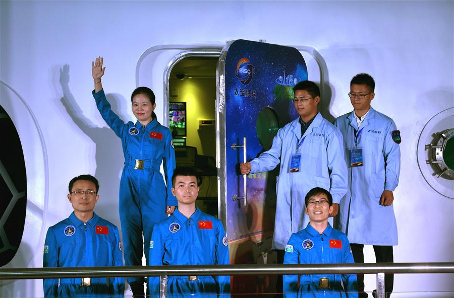 الصورة: رجوع متطوعين صينيين من "الفضاء" بعد إكمال الاختبار العلمي