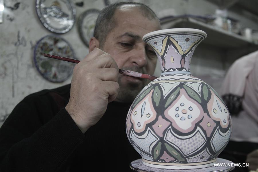 الصورة: "الرسم على السيراميك".. أحد أشهر الفنون في فلسطين