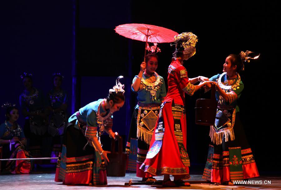 الصورة: عرض مسرحية راقصة في وسط الصين