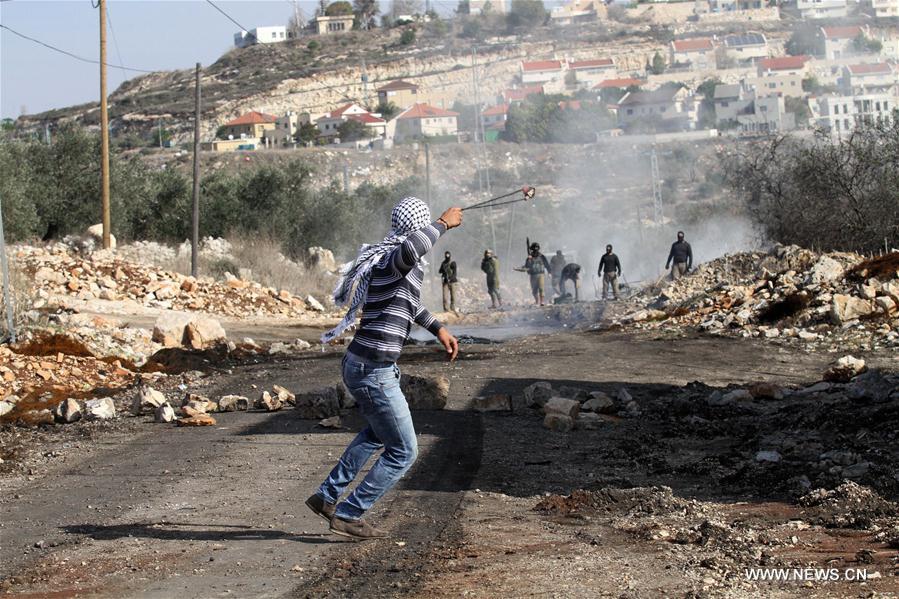 الصورة: اشتباكات بين متظاهرين فلسطينيين والقوات الإسرائيلية في نابلس
