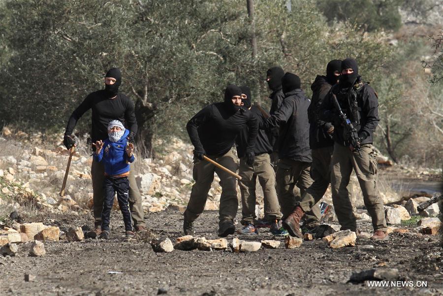 الصورة: اشتباكات بين متظاهرين فلسطينيين والقوات الإسرائيلية في نابلس