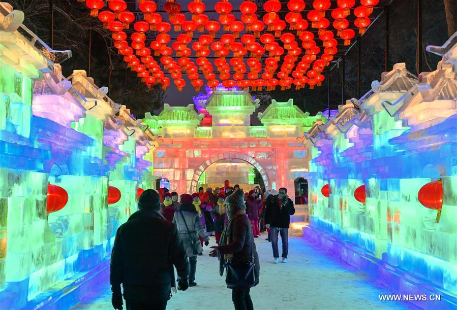 الصورة: مهرجان للتماثيل الجليدية المضاءة بشمال شرقي الصين
