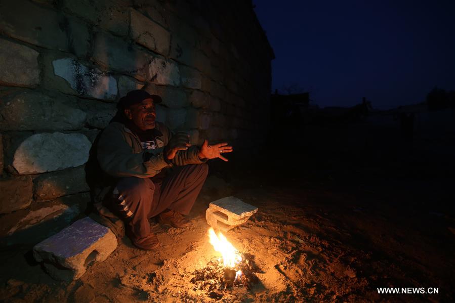 الصورة: معاناة سكان غزة من انقطاع الكهرباء لأكثر من 16 ساعة يوميا 