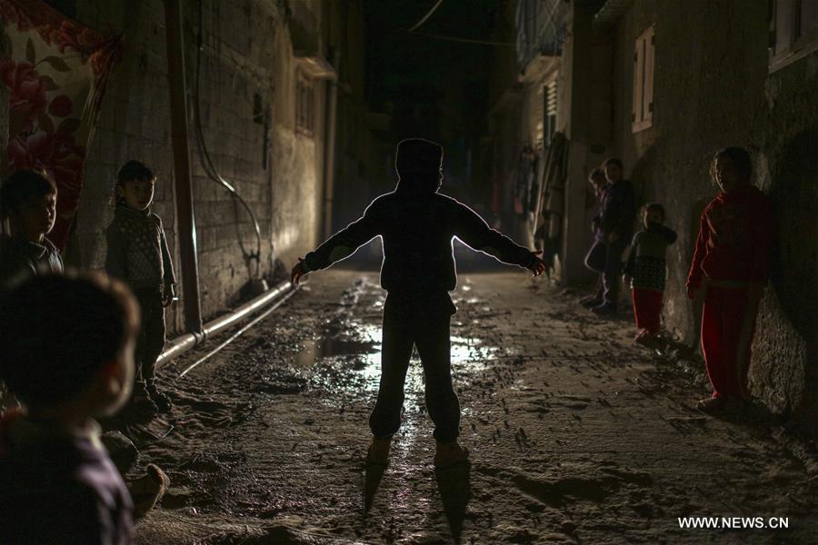 الصورة: سكان غزة يعانون من انقطاع الكهرباء بشكل يومي لأكثر من 16 ساعة