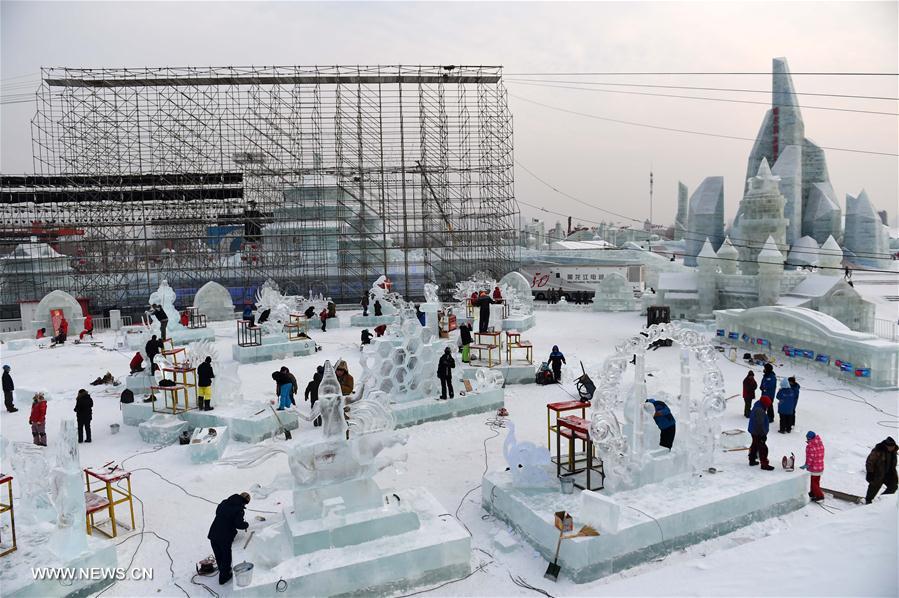 (صورة شينخوا الأسبوعية) مسابقة نحت التماثيل الجليدية في شمال شرقي الصين