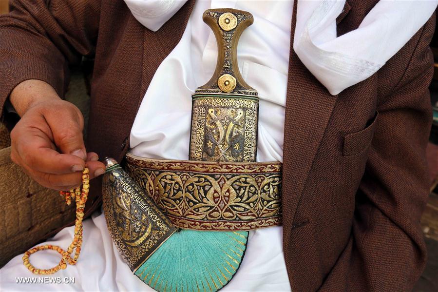الصورة: صناعة خنجر "الجنبية" من أهم الحرف التقليدية في اليمن
