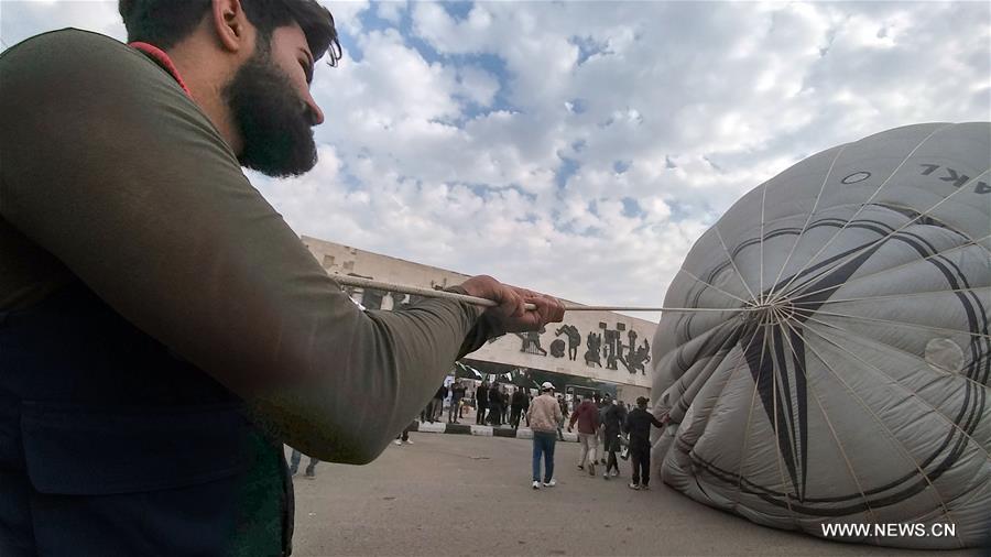 الصورة: إطلاق منطاد "السلام للعراق" وسط بغداد لدعم الحرب على داعش