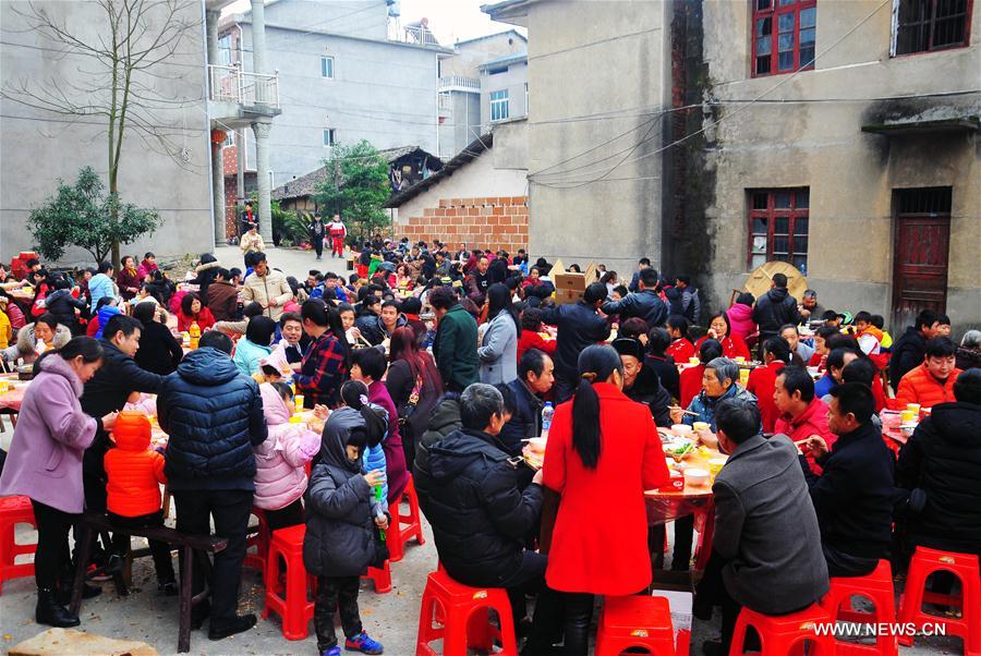 الصورة: مأدبة من مئات الموائد في قرية بشرقي الصين