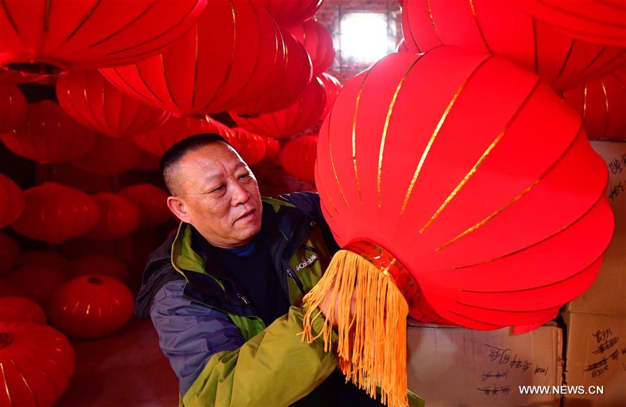 الصورة: صنع فوانيس حمراء تقليدية لاستقبال عيد الربيع في وسط الصين