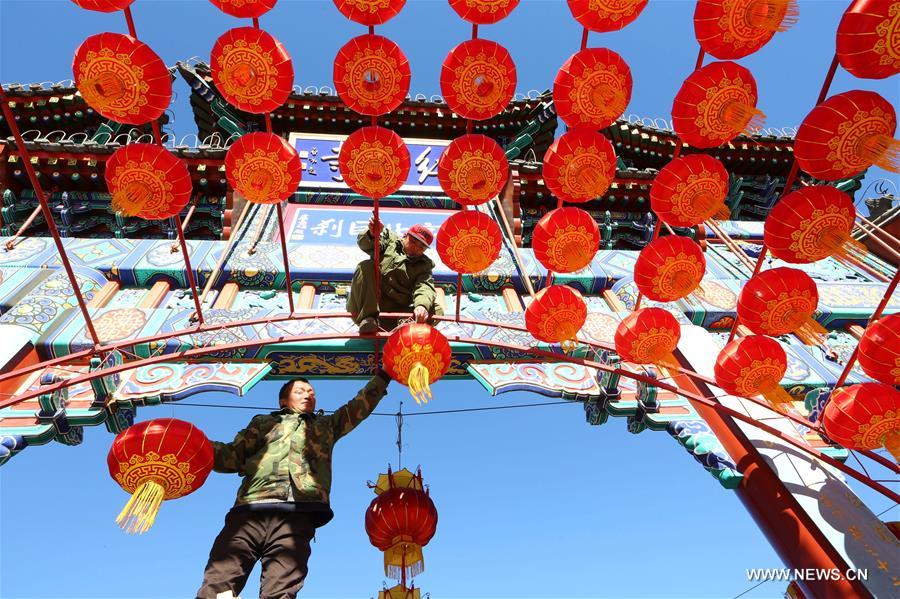 الصورة: معبد قديم في بكين مزين بفوانيس حمراء تقليدية