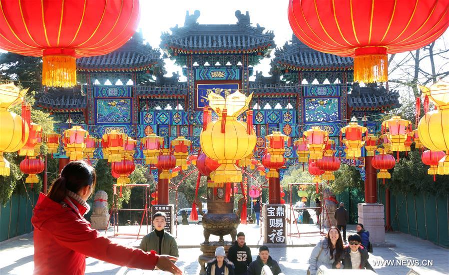 #（社会）（4）北京古刹红灯迎新春