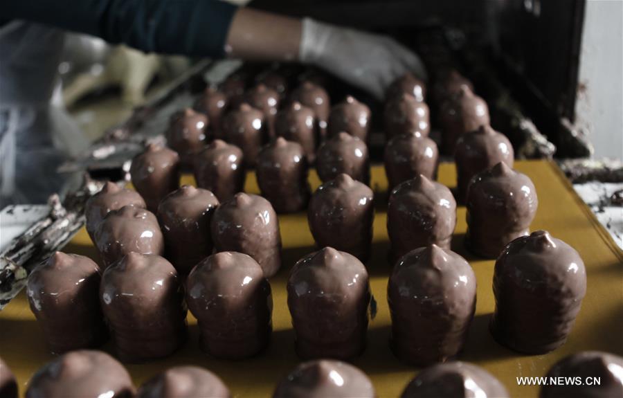الصورة: فلسطينيون يصنعون حلوى "رأس العبد" في الضفة الغربية